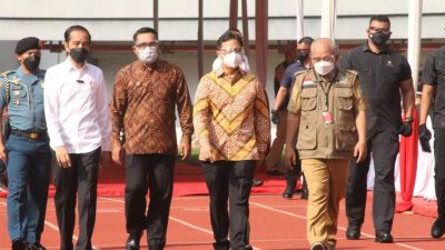 Presiden Jokowi mengunjungi Stadion Patriot Candrabhaga untuk meninjau vakisinasi Covid-19 didampingi Menteri Kesehatan Budi Gunadi Sadikin, Gubernur Jabar Ridwan Kamil, dan Wali Kota Bekasi Rahmat Effendi. Foto: Ist/Gobekasi.id