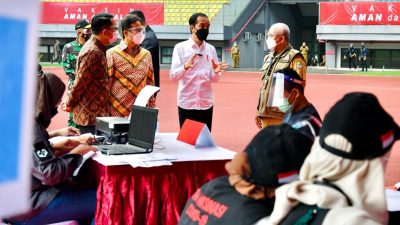 Presiden Jokowi meninjau proses vaksinasi Covid-19 di Stadion Patriot Candrabhaga, Kota Bekasi. Foto: Ist/Gobekasi.id