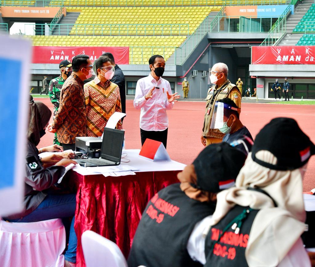 Presiden Jokowi meninjau proses vaksinasi Covid-19 di Stadion Patriot Candrabhaga, Kota Bekasi. Foto: Ist/Gobekasi.id