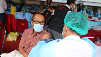 Warga Kota Bekasi saat menjalani vaksinasi massal di Stadion Patriot Candrabhaga. Foto: Ist/Gobekasi.id