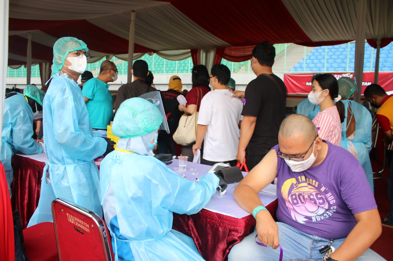 Proses vaksinasi massal di Stadion patriot Candrabhaga, Kota Bekasi, Sabtu (19/6/2021). Foto: Gobekasi.id