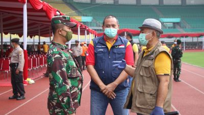 Wali Kota Bekasi Rahmat Effendi dan Wakil Wali Kota Tri Adhianto saat meninjau pelaksaan vaksinasi massal Covid-19 di Stadion Patriot Candrabhaga. Foto: Ist/Gobekasi.id