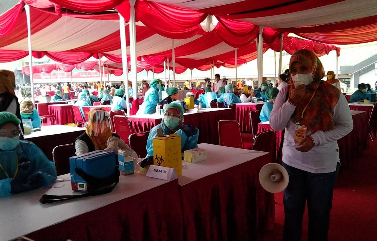 Proses vaksinasi di Stadion Patriot Candrabhaga, Kota Bekasi. Foto: Gobekasi.id