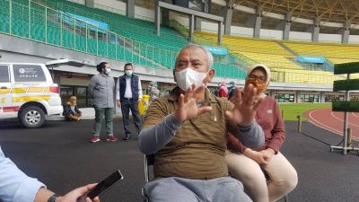 Wali Kota Bekasi Rahmat Effendi didampingi Kepala Dinas Kesehatan Kota Bekasi, Tanti Rohilawati di Stadion Patriot Candrabhaga. Foto: Gobekasi.id