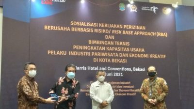 Anggota Komisi C DPR RI, Nuroji saat di acara Sosialisasi Kebijakan Perizinan Berusaha Berbasis Risiko (RBA) dan Bimbingan Teknis Peningkatan Kapasitas Usaha Pelaku Industri Pariwisata dan Ekonomi Kreatif di Harris Hotel and Conventions, Summarecon Bekasi, Selasa (22/06/21). Foto: Yessiana/Gobekasi.id