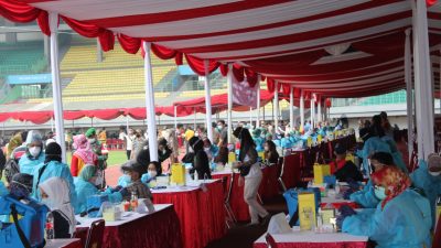 Proses vaksinasi massal Covid-19 kepada 8.000 warga Kota Bekasi di Stadion Patriot Candrabhaga, Rabu (23/6/2021). Foto: Gobekasi.id