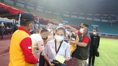 Wali Kota Bekasi Rahmat Effendi meninjau pelaksanaan vaksinasi massal 8.000 jiwa di Stadion Patriot Candrabhaga, Rabu (23/6/2021). Foto: Gobekasi.id