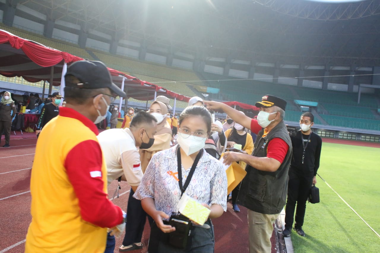 Wali Kota Bekasi Rahmat Effendi meninjau pelaksanaan vaksinasi massal 8.000 jiwa di Stadion Patriot Candrabhaga, Rabu (23/6/2021). Foto: Gobekasi.id