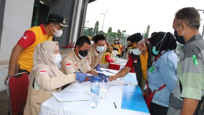 Wali Kota Bekasi Rahmat Effendi saat meninjau pelaksanaan vaksinasi covid-19 secara massal di Stadion Patriot Candrabhaga. Foto: Ist/Gobekasi.id