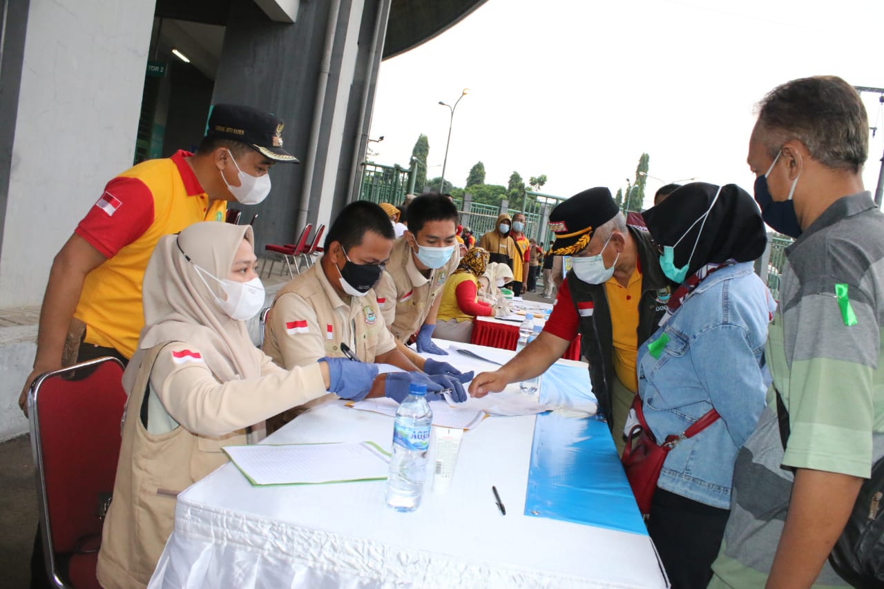 Wali Kota Bekasi Rahmat Effendi saat meninjau pelaksanaan vaksinasi covid-19 secara massal di Stadion Patriot Candrabhaga. Foto: Ist/Gobekasi.id