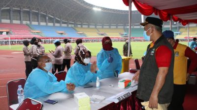 Wali Kota Bekasi Rahmat Effendi meninjau pelaksanaan vaksinasi massal 8.000 jiwa di Stadion Patriot Candrabhaga, Rabu (23/6/2021). Foto: Gobekasi.id