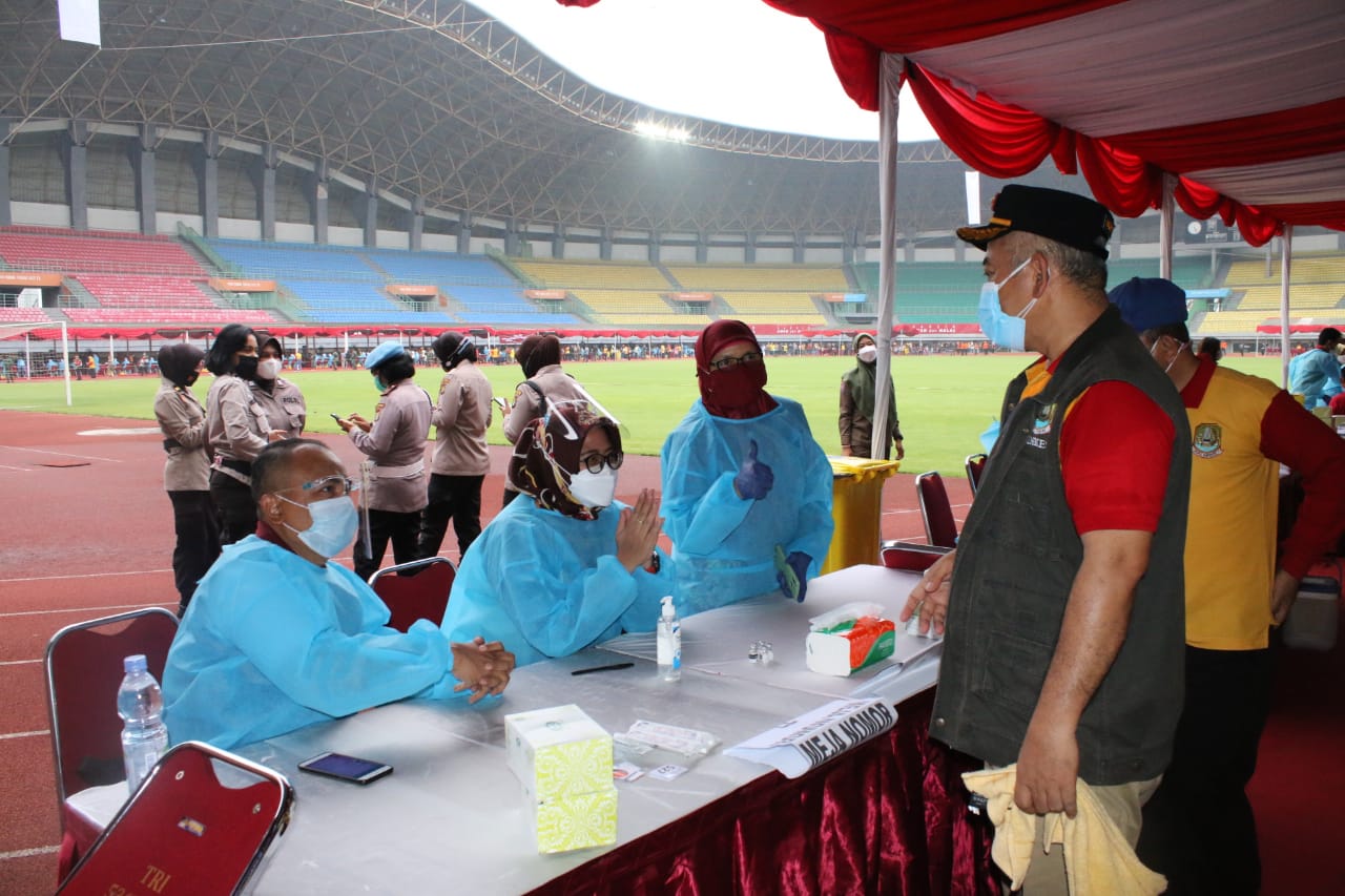 Wali Kota Bekasi Rahmat Effendi meninjau pelaksanaan vaksinasi massal 8.000 jiwa di Stadion Patriot Candrabhaga, Rabu (23/6/2021). Foto: Gobekasi.id