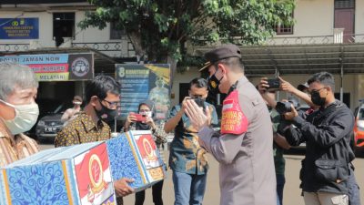 Wakapolres Metro Bekasi Kota AKBP Alfian Nurrizal menyerahkan paket sembako secara simbolis kepada para purnawirawan terdampak Covid-19. Foto: Yessiana/Gobekasi.id