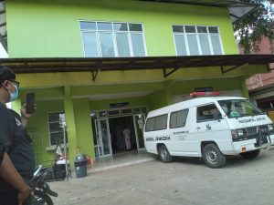 Sorotan mobil jenazah mengantre di depan ruang kamar mayat RSUD Kota Bekasi. Foto: Yessiana/Gobekasi.id