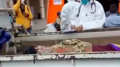 Seorang pasien emndapat perawatan pertama di atas mobil pikap depan RSUD Kota Bekasi. Foto: Tangkapan Layar Video