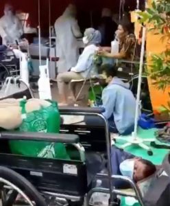 Penampakan pasien tenda darurat RSUD Kota Bekasi hingga ke luar, tidur beralas tikar. Foto: Tangkapan Layar Video