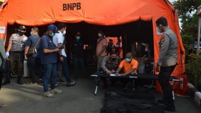 Wakapolres Metro Bekasi Kota, AKBP Alfian Nurizal di tenda darurat RSUD Kota Bekasi memberikan velbed untuk pasien, Jumat (25/6/2021). Foto: Yessiana/Gobekasi.id