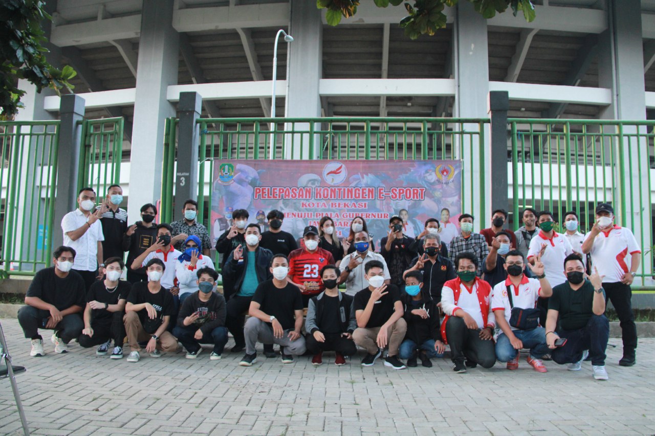 Pelepasan 71 atlet e-sport Kota Bekasi oleh Wakil Wali Kota Bekasi Tri Adhianto yang juga pembina e-sport pada Jumat (25/6/2021)di halaman parkir KONI Kota Bekasi.