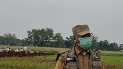 Wali Kota Bekasi Rahmat Effendi mengunjungi TPU Pedurenan khusu Covid-19 di Mustikajaya. Foto: Ist/Gobekasi.id