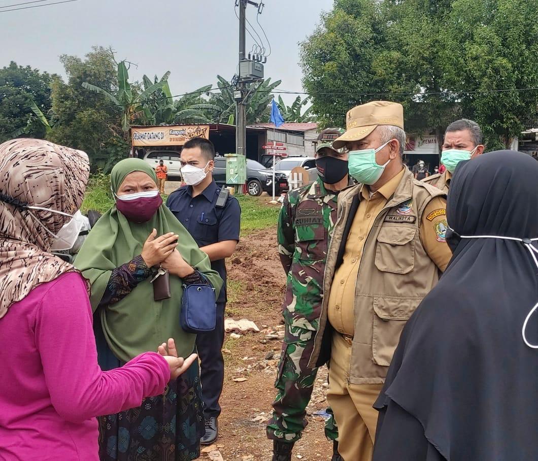 Wali Kota Bekasi Rahmat Effendi dihampiri warga yang berkabung saat mengunjungi TPU Pedurenan khusus Covid-19 di Mustikajaya. Foto: Ist/Gobekasi.id