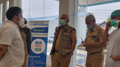 Wali Kota Bekasi Rahmat Effendi didampingi Kepala Dinas Kesehatan, Tanti Rohilawati, Direktur RSCAM Kota Bekasi, Kusnanto Saidi dan Inspektur Kota Bekasi, Widodo meninjau RS Mustika Medika, Mustika Jaya. Foto: Ist/Gobekasi.id