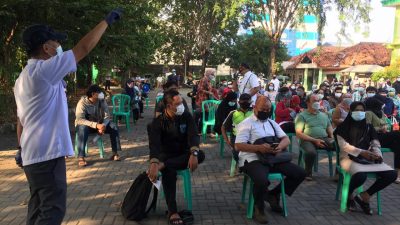 Warga mengantre proses pendaftaran vaksinasi massal di halaman Kelurahan Teluk Pucung, Kecamatan Bekasi Utara, Kota Bekasi, Selasa (29/6/2021). Foto: Gobekasi.id