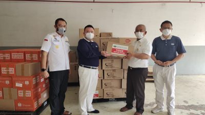 Wali Kota Bekasi Rahmat effendi menerima bantuan 100.000 pcs masker dari Yayasan Buddha Tzuchi. Foto: Ist/Gobekasi.id