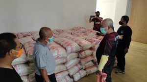 Bantuan 50.000 kilogram beras diterima Pemerintah Kota Bekasi dari Yayasan Buddha Tzuchi. Foto: Ist/Gobekasi.id