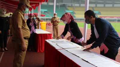 Wali Kota Bekasi Rahmat Effendi, tandatangani kerjasama antara Pemerintah Kota Bekasi dengan Ipemi dan Hipmi. Foto: Ist/Gobekasi.id