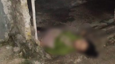 Kondisi DS saat ditemukan terkapar depan rumahnya. Foto: Ist/Gobekasi.id