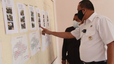 Wakil Wali Kota Bekasi Tri Adhianto melihat mading peta penyebaran Covid-19 di wilayah. Foto: Ist/Gobekasi.id