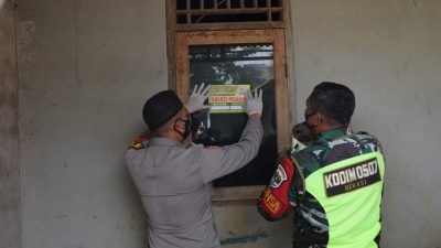 Penempelan stiker di rumah warga yang jalani isolasi mandiri di Kelurahan Jatirangga, Kecamatan Jatisampurna. Foto: Gobekasi.id