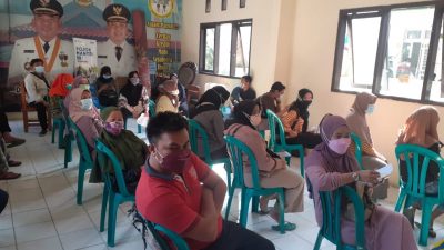Antrean pendaftaran peserta vaksinasi massal di Kelurahan Bintara Jaya, Bekasi Barat, Kota Bekasi. Foto: Gobekasi.id