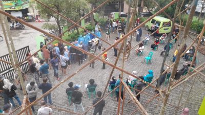 Proses pendaftaran warga jalani vakasinasi covid-19 di Kelurahan Marga Mulya, Bekasi Utara, Kota Bekasi. Foto: Yessiana/Gobekasi.id