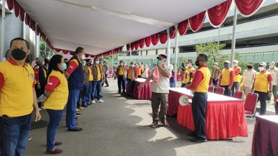 Wali Kota Bekasi Rahmat Effendi meninjau persiapan vaksinasi massal covid-19 terhadap 25.000 orang di Stadion Patriot Candrabhaga. Foto: Ist/Gobekasi.id