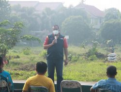 Usai Tanam Pohon, Tri Adhianto Lanjut Monitoring Posko Covid RW 12 Jakasetia