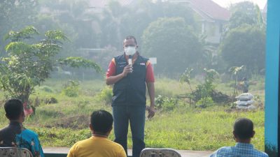 Usai Tanam Pohon, Tri Adhianto Lanjut Monitoring Posko Covid RW 12 Jakasetia