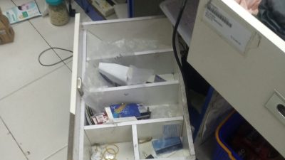 Kondisi minimarket berantakan diacak-acak pencuri. Foto: Ist/Gobekasi.id