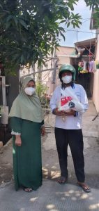 Penyaluran paket sembako oleh tim Nuroji Centre. Foto: Gobekasi.id