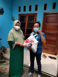 Penyaluran paket sembako oleh tim Nuroji Centre. Foto: Gobekasi.id