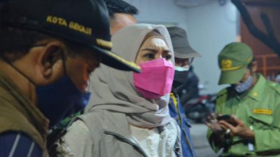 Lurah Aren Jaya, Pra Fitria Angelia memonitoring perkembangan kasus di wilayahnya. Foto: Gobekasi.id