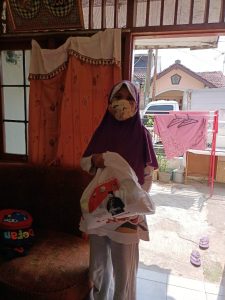 Penyaluran paket sembako oleh tim Nuroji Centre. Foto: Gobekasi.id