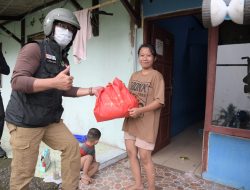 Ridwan Kamil Susur Bekasi Berikan Langsung Bantuan Sembako Pada Warga