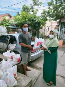 Penyaluran paket sembako oleh tim Nuroji Centre. Foto: Gobekasi.id
