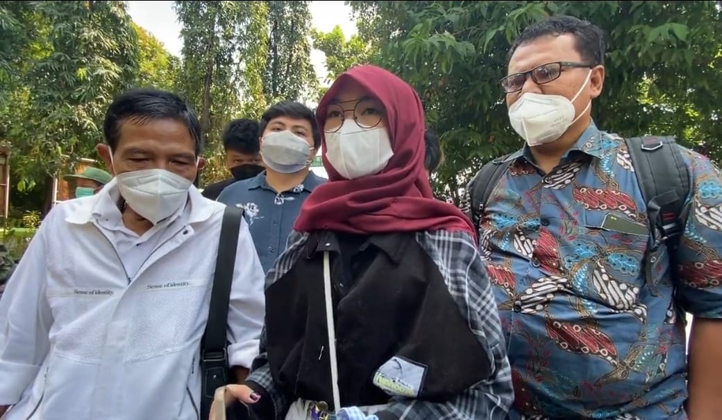 Seleb TikTok Juy Putri usai menjalani persidangan di Kecamatan Bekasi Utara