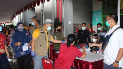 Wali Kota Bekasi Rahmat Effendi meninjau pelaksanaan vaksinasi massal 8.000 jiwa di Stadion Patriot Candrabhaga, Rabu (23/6/2021). Foto: Gobekasi.id