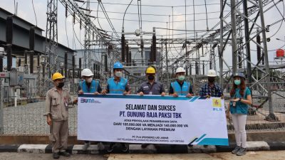 Managemen PLN UP3 Cikarang foto bersama di depan tegangan tinggi listrik usai menyuplai Daya 40 MVA ke PT Gunung Rajapaksi. Foto: Ist/Gobekasi.id