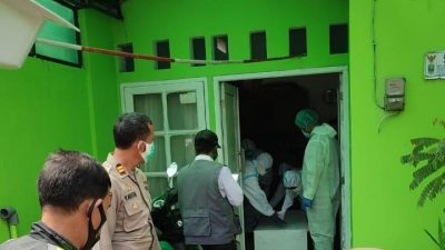Petugasn mengevakuasi jenazah perempuan paruh baya di Pondok Gede. Foto: Ist/Gobekasi.id