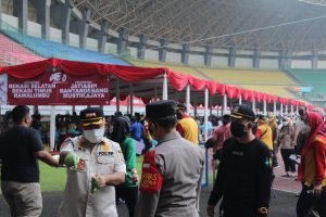 Wali Kota Bekasi rahmat Effendi ikut mengatur jalannya vaksinasi massal covid-19 terhadap 25.000 peserta di Stadion Patriot Candrabhaga. Foto: Ist/Gobekasi.id