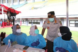 Wali Kota Bekasi Rahmat Effendi menyapa para tenaga medis atau vaksinator covid-19 di Stadion Patriot Candrabhaga. Foto: Ist/Gobekasi.id